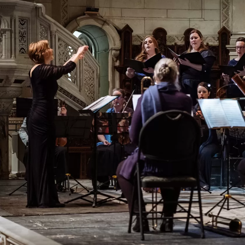 Suzie LeBlanc dirigeant le Studio de musique ancienne de Montréal