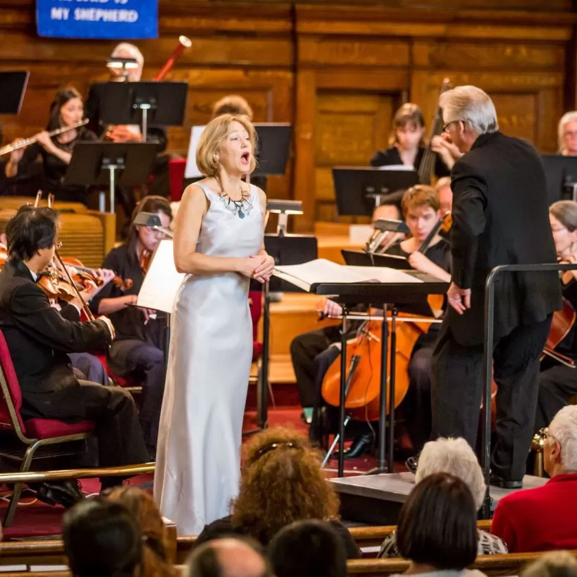 Suzie Leblanc chantant sur scène avec un orchestre symphonique